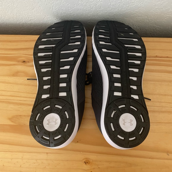 Under Armour - Micro G Pursuit in Black and White (NWOT) - Size : 8 - Picture 6 of 6